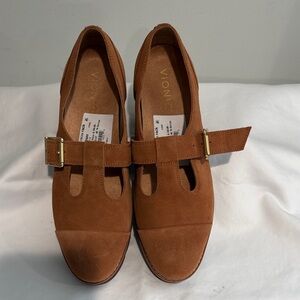 Vionic Brown Flats with Gold Buckle fits like a size 8